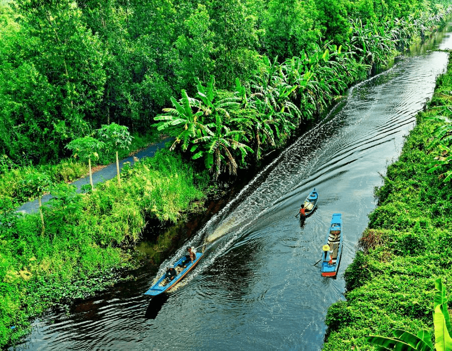 Boat trip through the canals during flood season