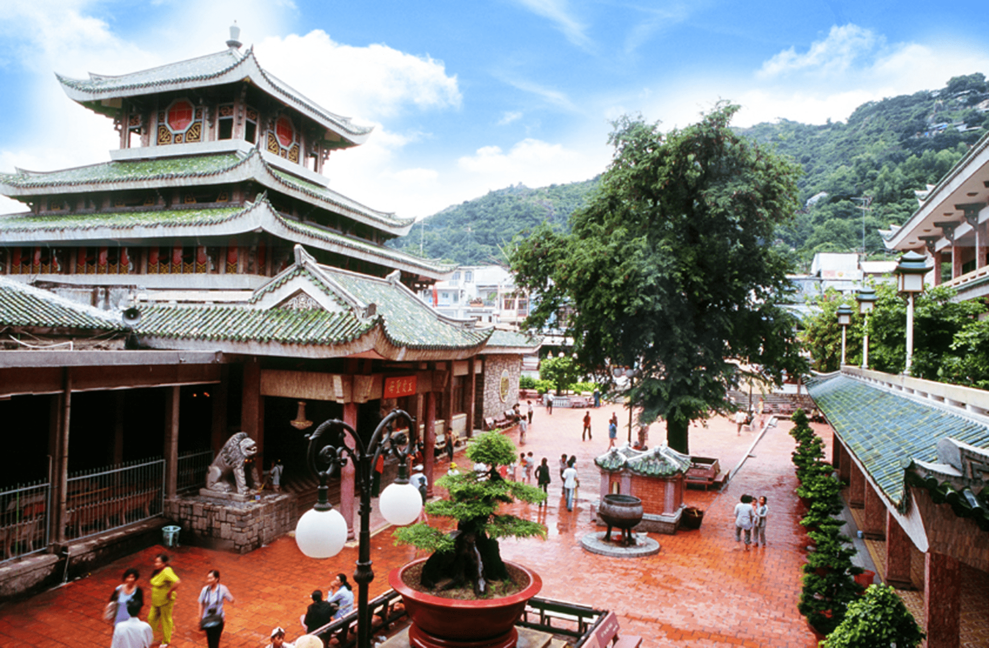 When should I visit Ba Chua Xu Temple?