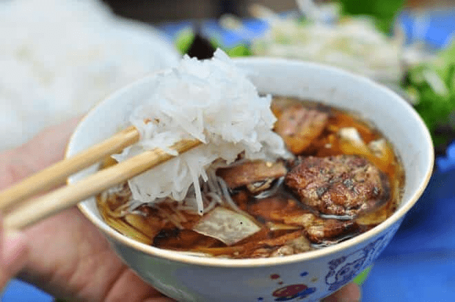 Dip vermicelli in dipping sauce