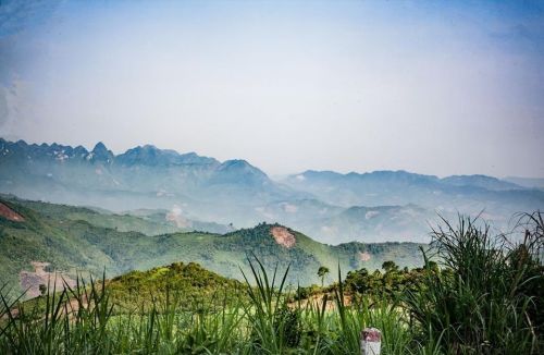 Crossing Vietnam Tours: The Complete Guide to Border-Crossing Travel Through Vietnam, Laos, Cambodia and China