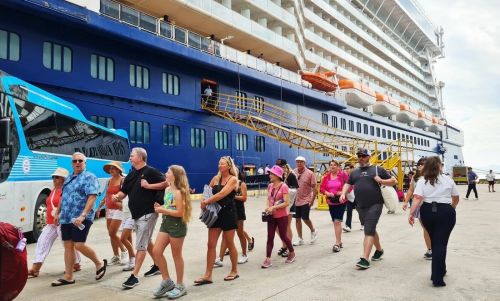 Halong Bay luxury cruise: Experience 5 stars comfort on the water