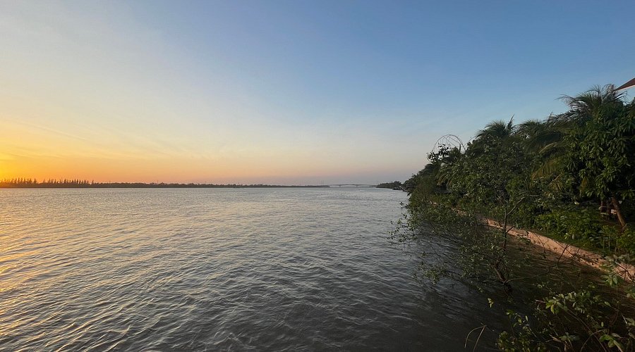 Peaceful sunset cruise on the river in Ben Tre is a must try experience (source: Mango Cruise)