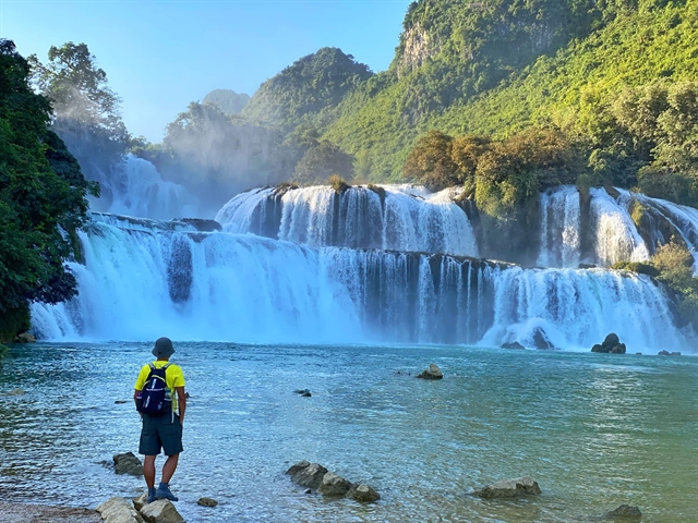 take-photo-at-ban-gioc-waterfall
