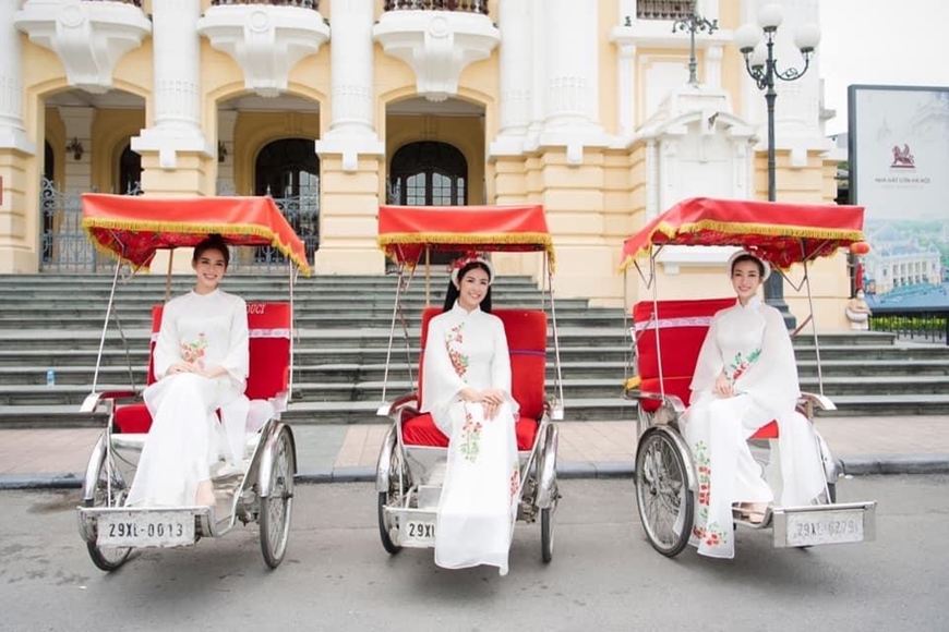 Take a cyclo or bicycle tour through hidden alleys