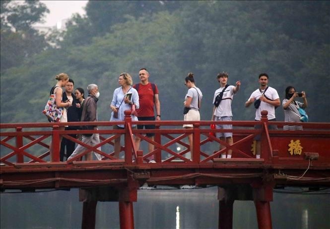 taking-photo-at-hoan-kiem-lake
