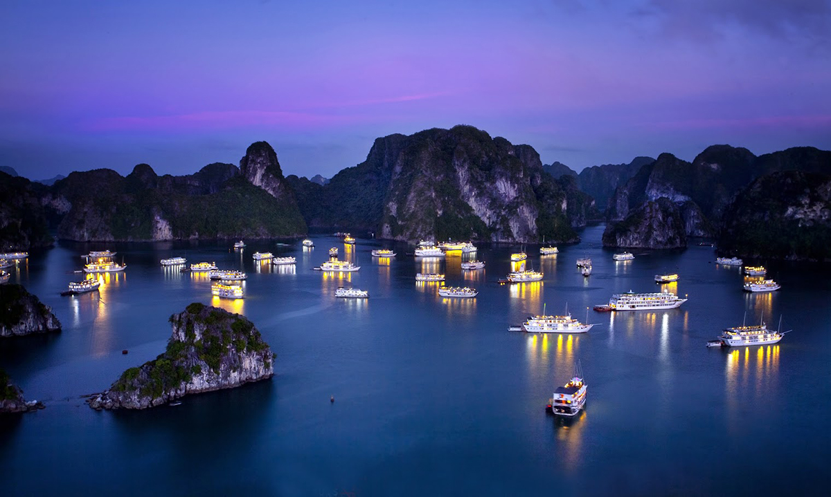 Enjoy a cruise on the bay (Source: Vietnam Tourism)