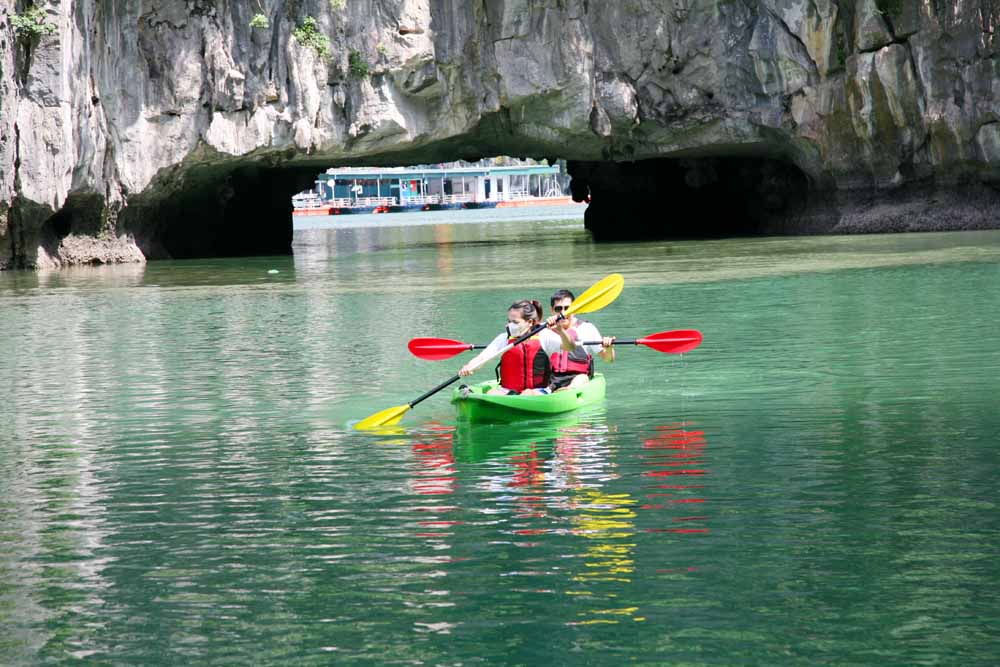 Go kayaking across the emerald water in Halong Bay (Source: Vietnam Tourism)