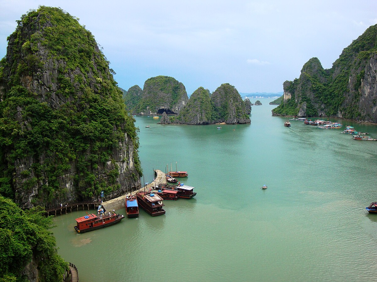 Halong Bay FAQs (Source: Wikimedia Commons)