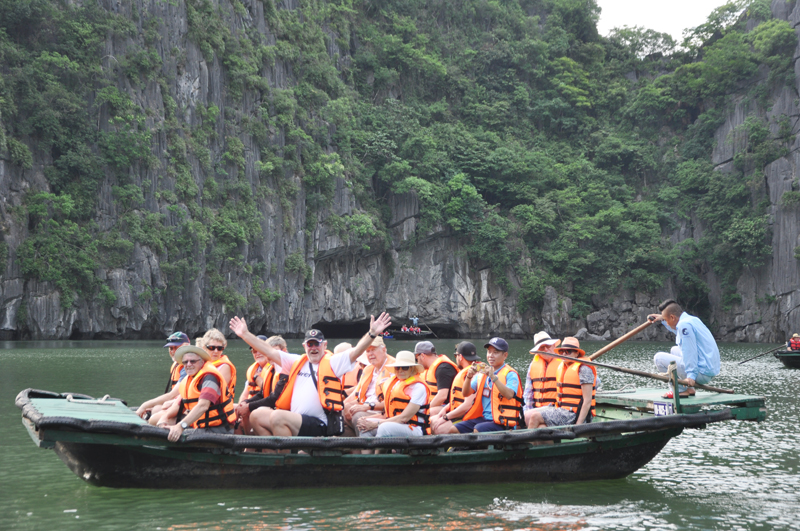 taking-photos-at-luon-cave