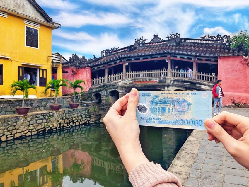 Chua Cau featured on the back of 20,000 VND banknote
