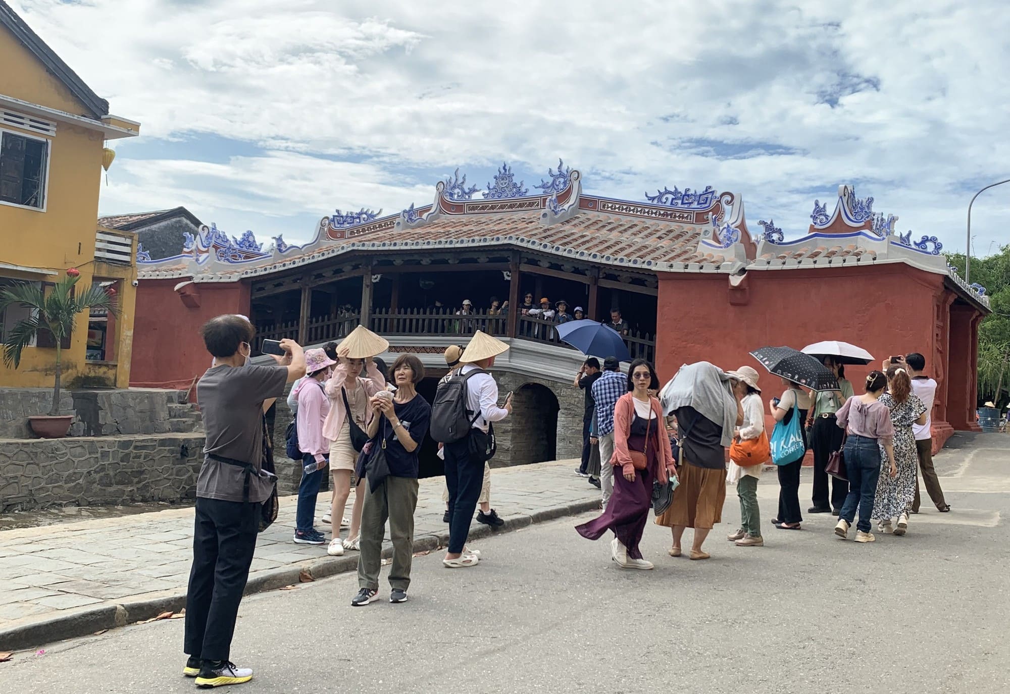 visitor-queue-to-visit-chua-cau