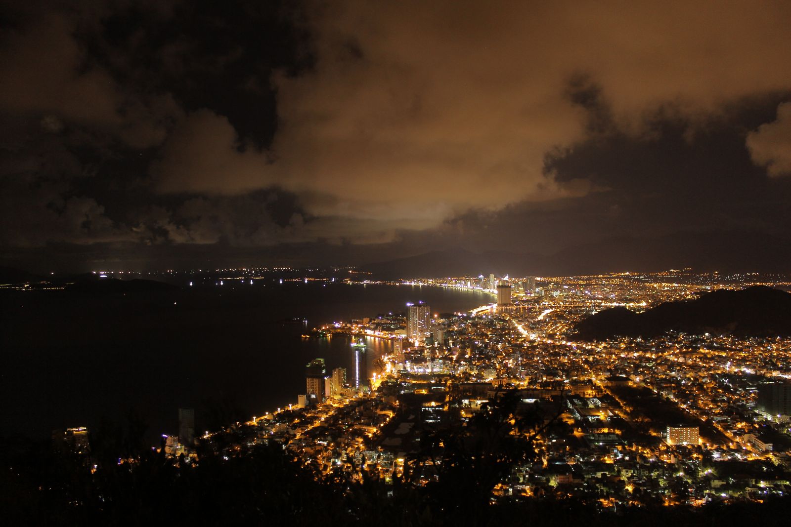 watch-city-lights-at-night-from-co-tien-mountain