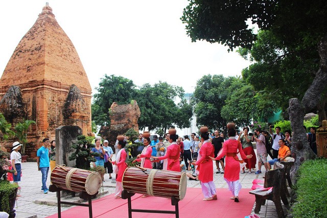 thap-ba-ponagar-nha-trang-7-le-hoi-bo-van-hoa-the-thao-va-du-lich