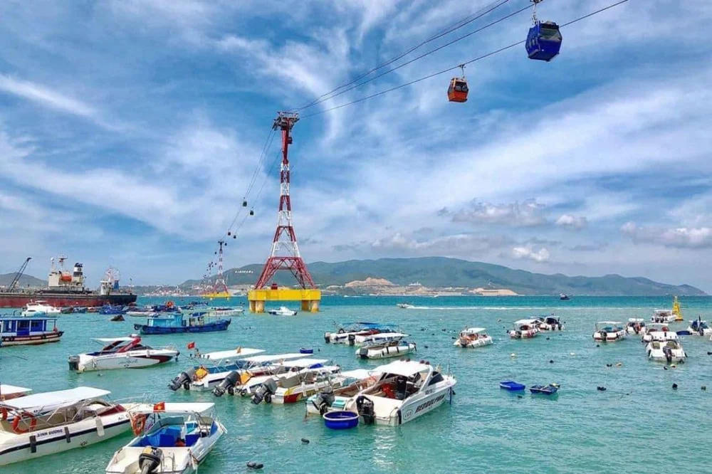 the-cable-car-connects-visitors-to-hon-tre-island-vietnam-airlines