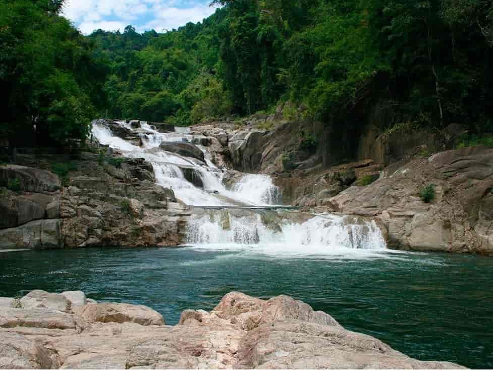 admire-the-beauty-of-yang-bay-waterfall