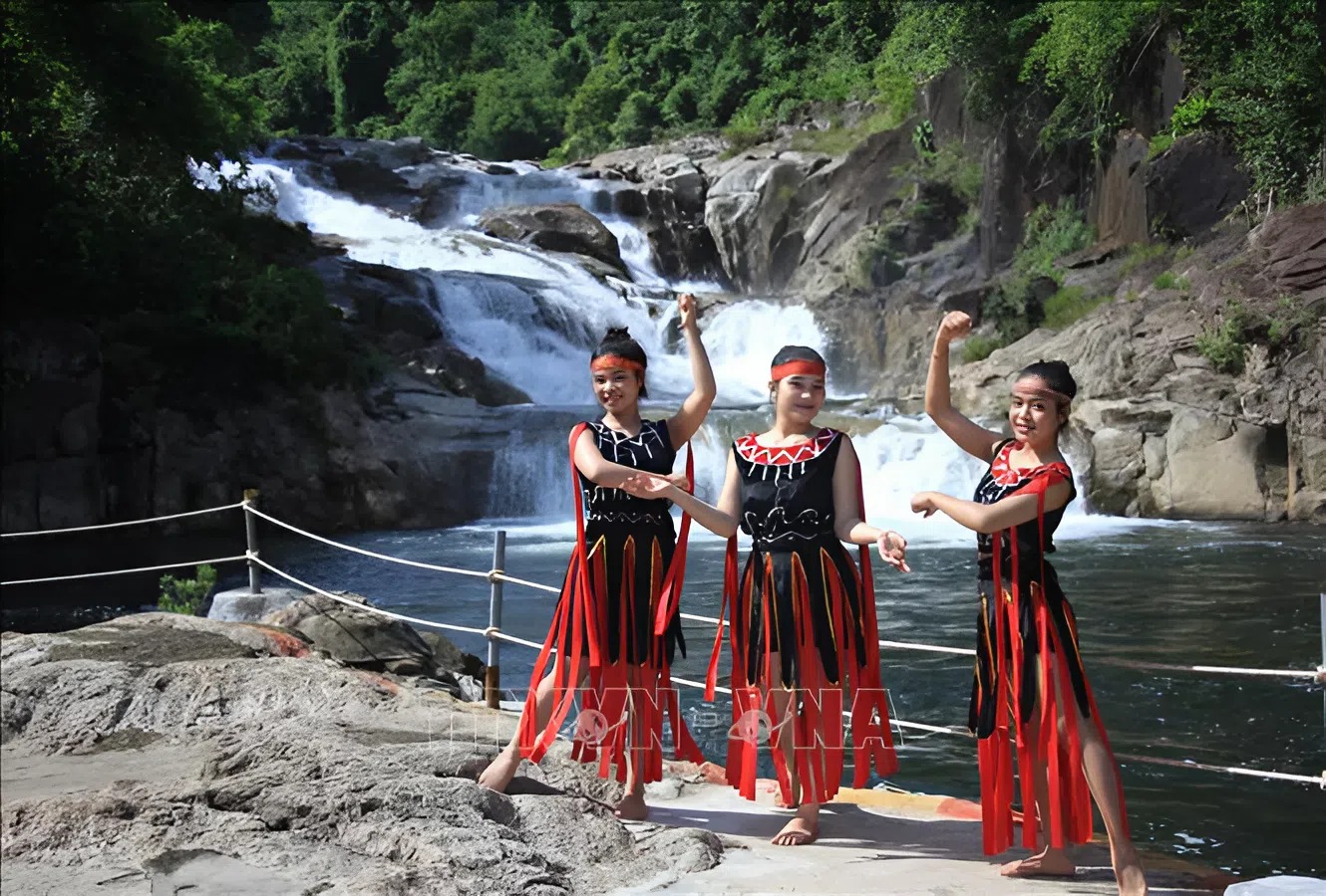 Enjoy Raglai cultural performance