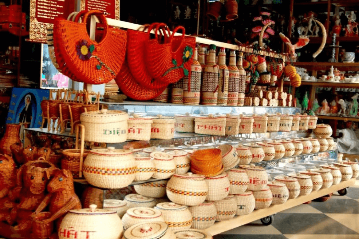What to buy at Ninh Binh night market? - Handmade souvenir