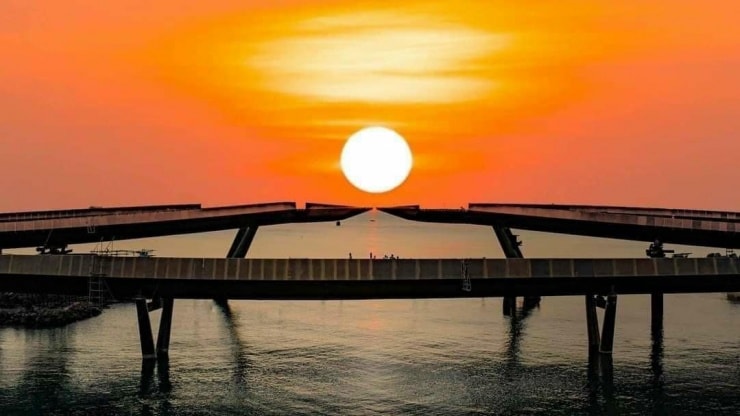 visit-kiss-bridge-at-best-time-of-the-day