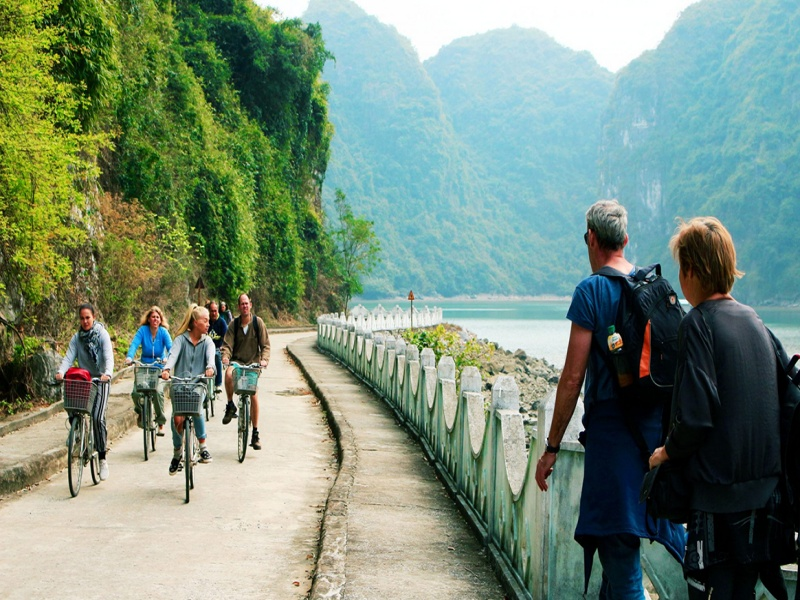 Cycling through Viet Hai Village