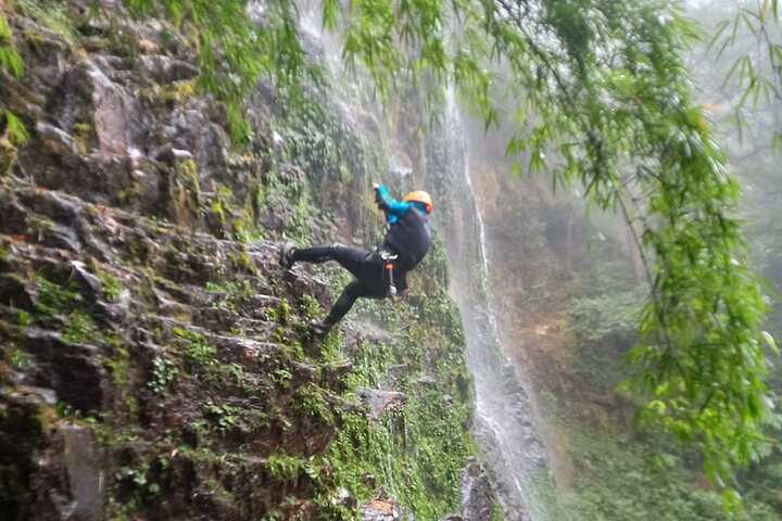 canyoning-conquering-the-waterfall