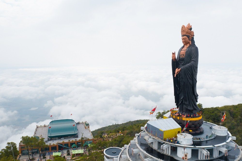 Cloud hunting and sunrise watching on the summit of Ba Den Mountain (Source: Cong ty TNHH Lu Hanh Vam Co Dong)