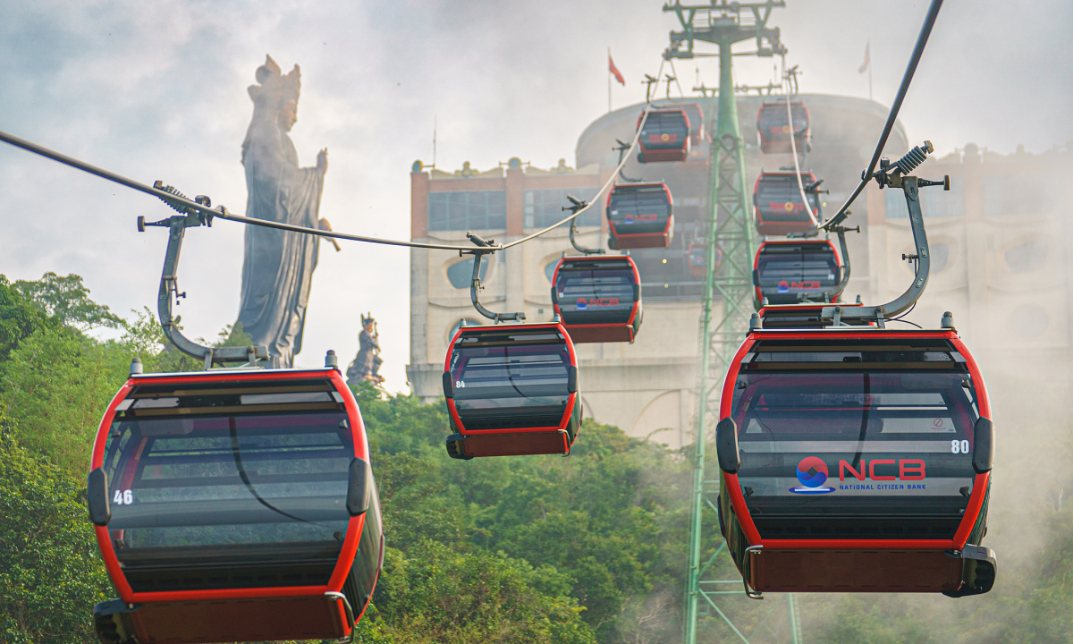 the-only-way-to-reach-the-summit-is-by-cable-car-source-vietnam-express-