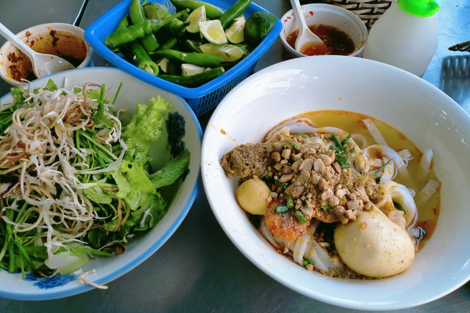 vietnam-beach-itinerary-quang-noodles-1