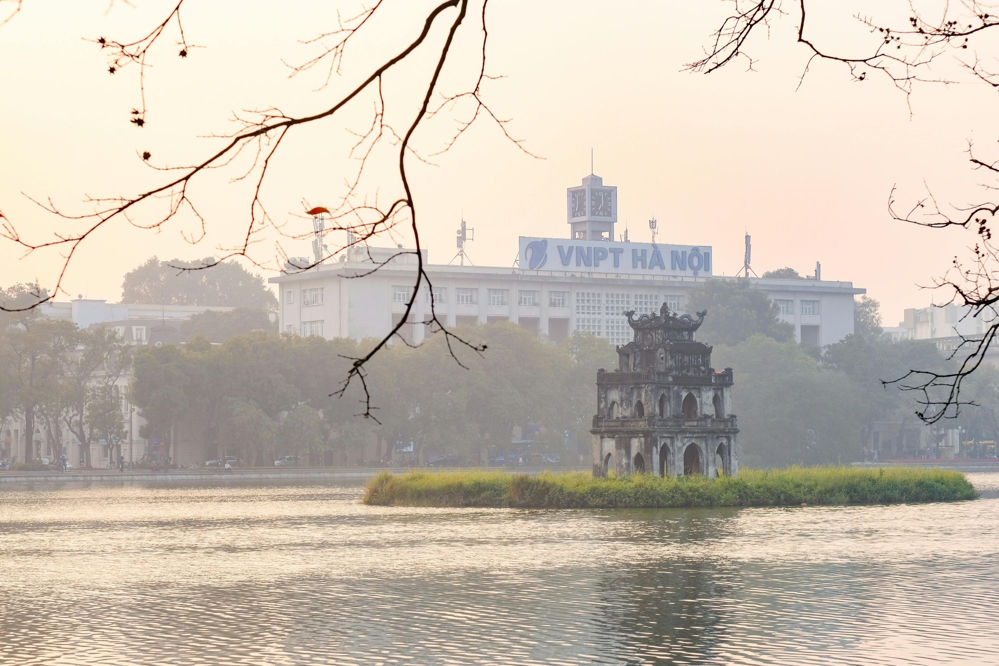first-time-couple-hoan-kiem-lake