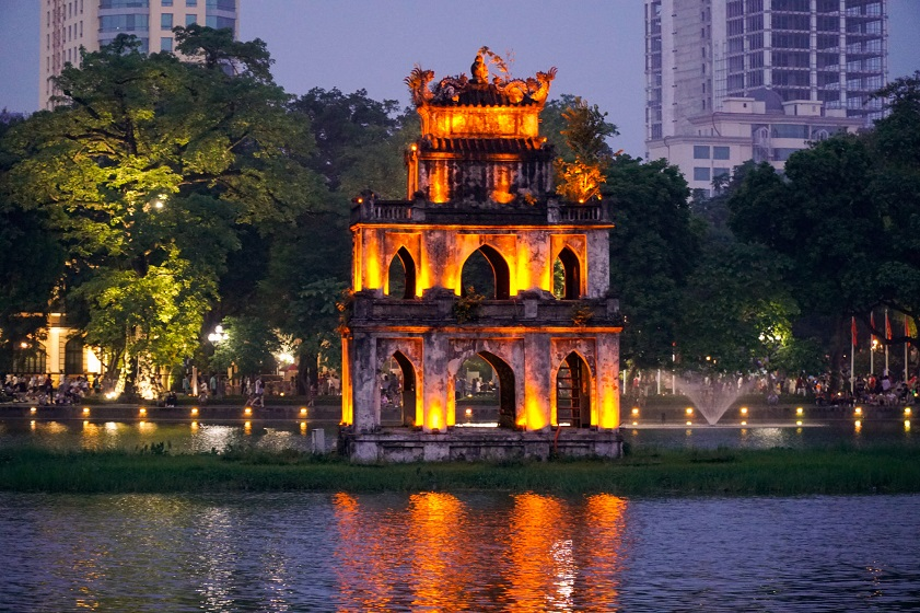 capture-stunning-photos-of-turtle-tower-and-the-lake