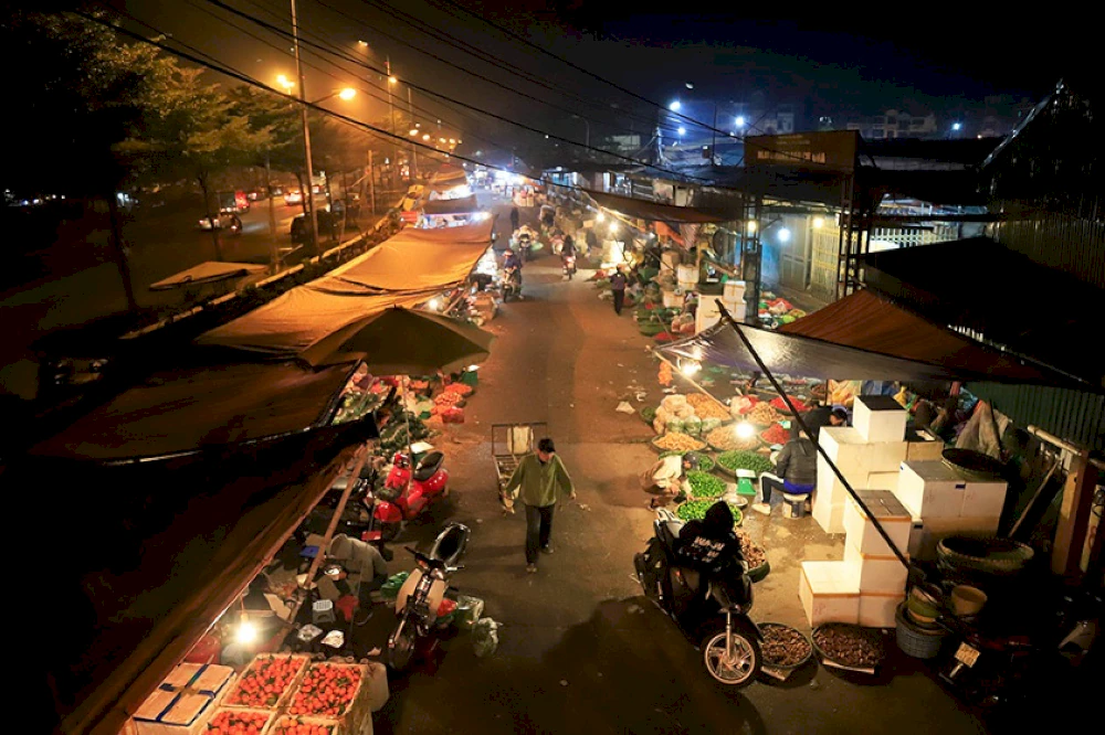 watch-the-early-morning-wholesale-frenzy