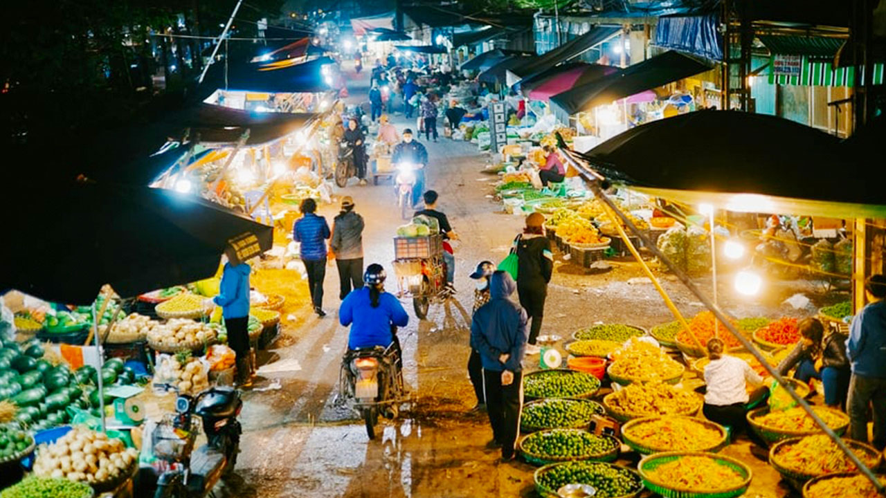 what-you-can-buy-at-long-bien-market-