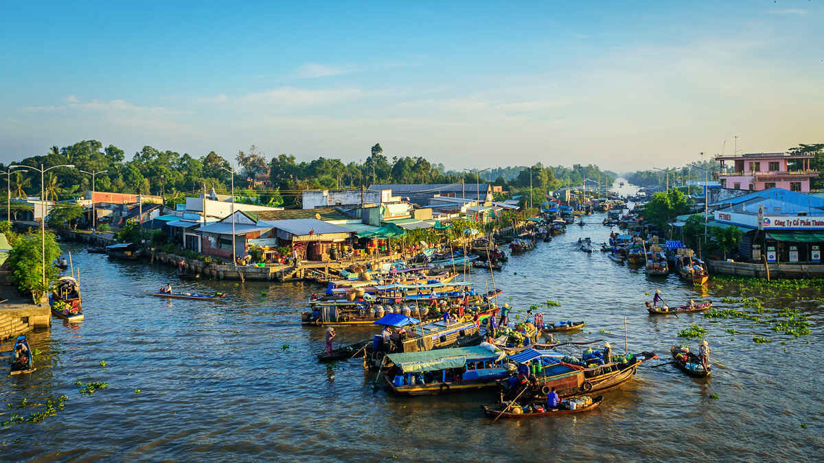 long-xuyen-floating-market-3