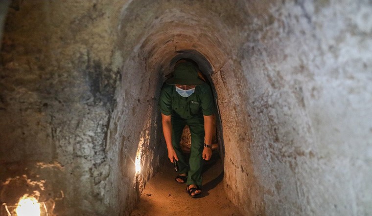 people-have-to-crawl-cu-chi-tunnels