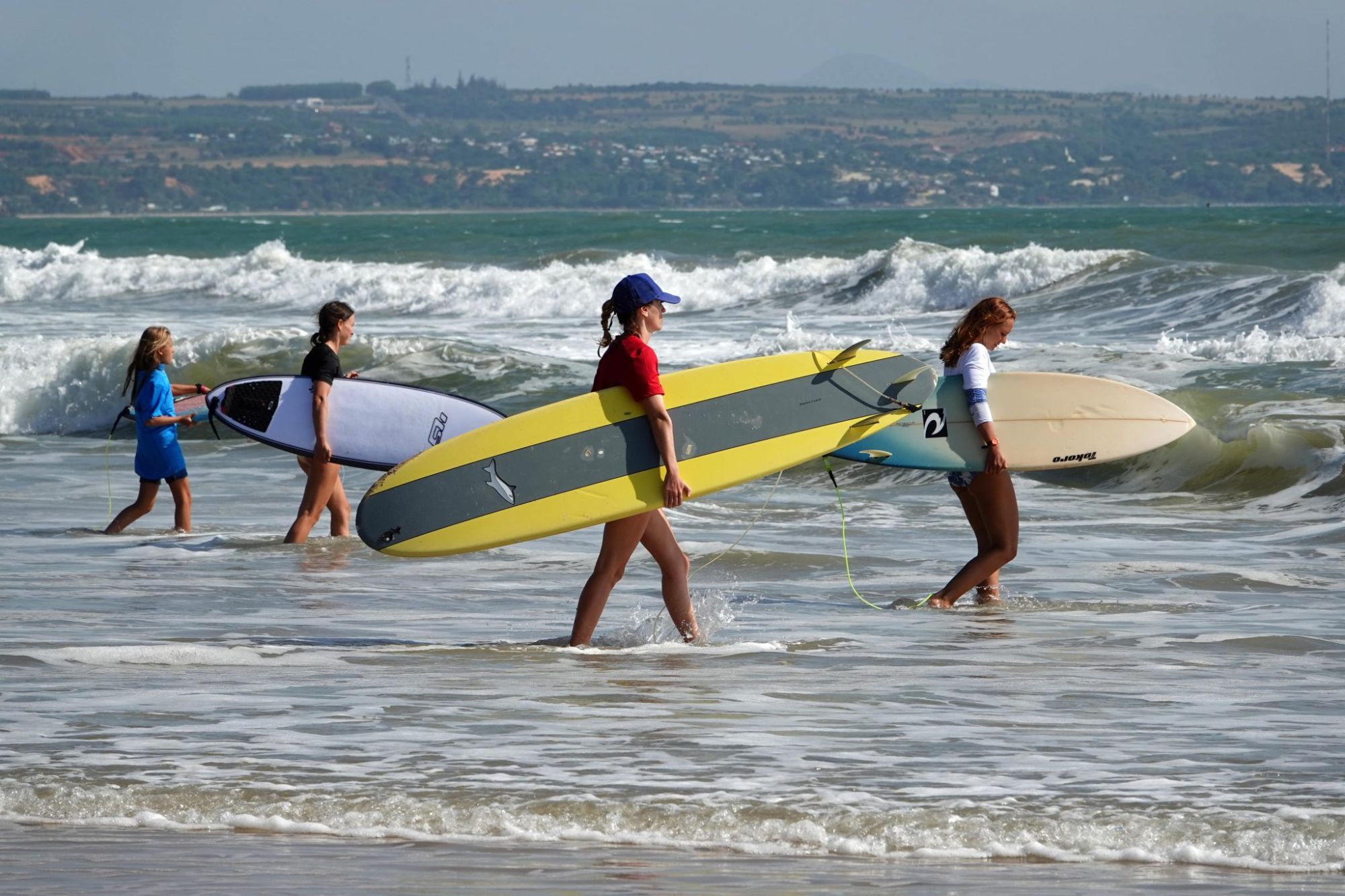 Suoi Nuoc Beach is the best surfing spots for beginners 