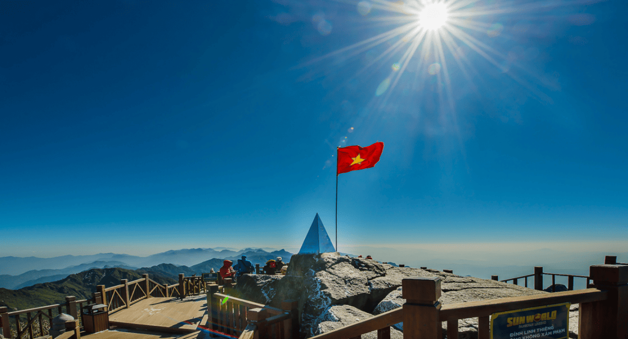 Travelers visit Fansipan - the highest peak in Vietnam