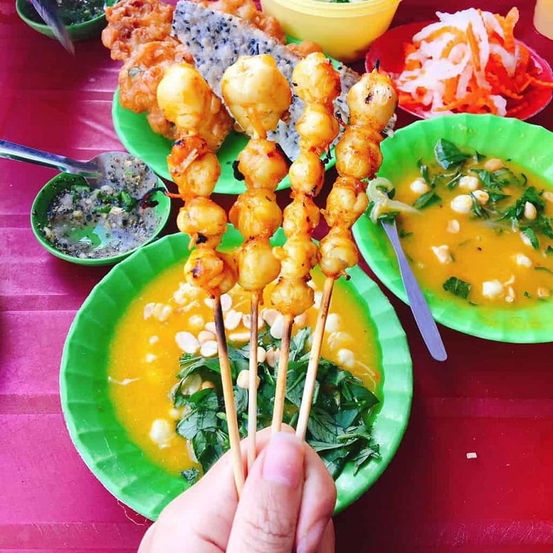 try-local-dishes-at-mui-ne-market