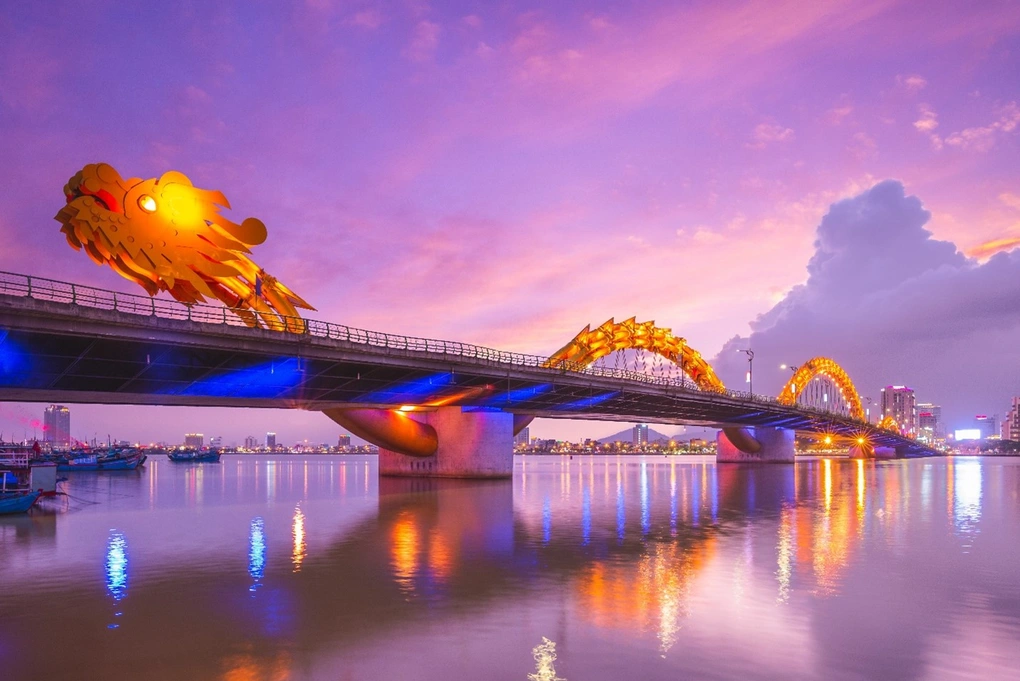 vietnam-family-escape-dragon-bridge