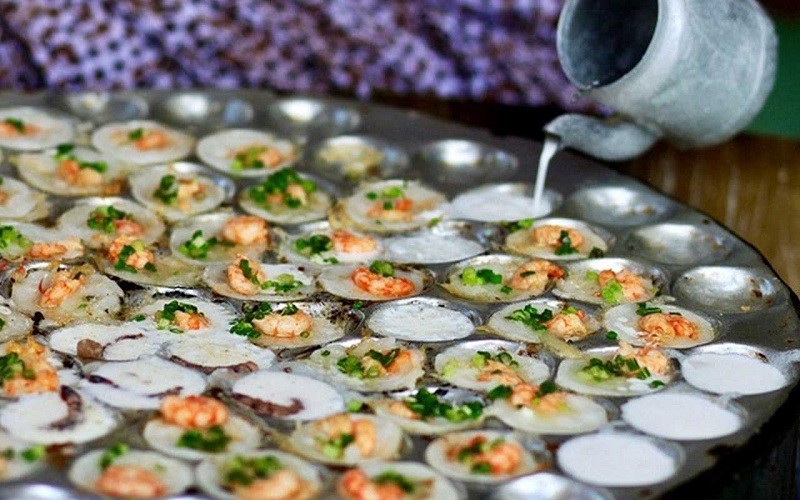 Explore the delicious Banh khot Vung Tau with Sinh Cafe